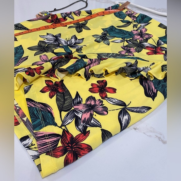 171. EUC GUESS FLORAL LINED PENCIL SKIRT WITH SIDE RUFFEL SIZE SMALL - Picture 6 of 13